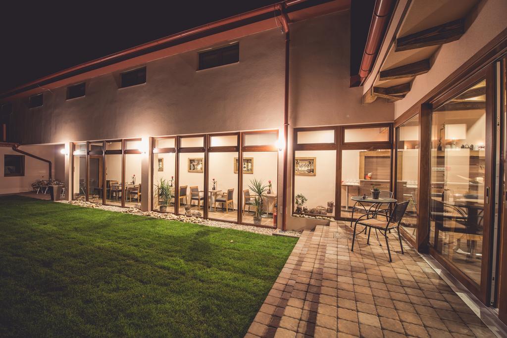 Penzion Vino Hruska Blatnička Exterior foto